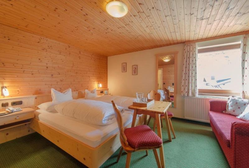 Haus Kueng Bed & Breakfast Zuers ภายนอก รูปภาพ
