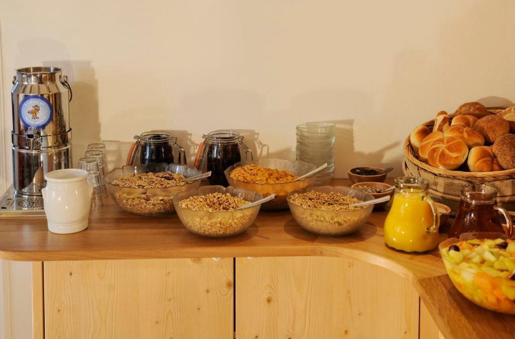 Haus Kueng Bed & Breakfast Zuers ภายนอก รูปภาพ