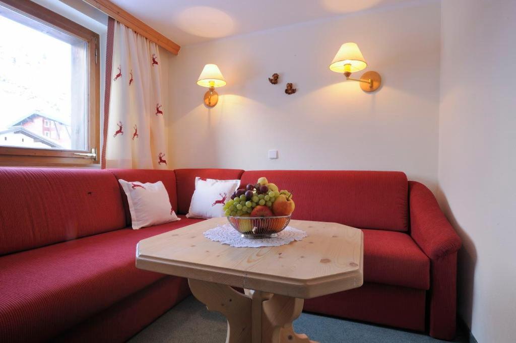 Haus Kueng Bed & Breakfast Zuers ภายนอก รูปภาพ